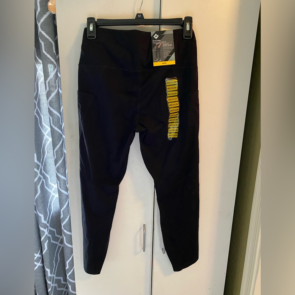 New Everyday Perforated Legging Everyday Wear From Errands to Exercise Size M